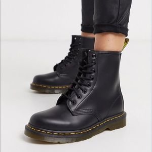 Dr Martens Modern Classic Smooth 1460 8- Eye Boots